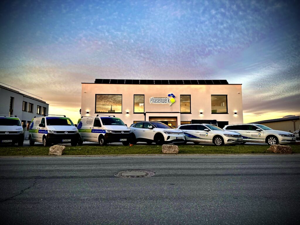 Das Phasenwerk Energiezentrum in Neustadt an der Aisch bei Sonnenaufgang.