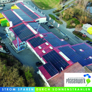 Phtovoltaikanlage auf einem Gewerbeobjekt in Münsteinach mit Phasenwerk-Logo.