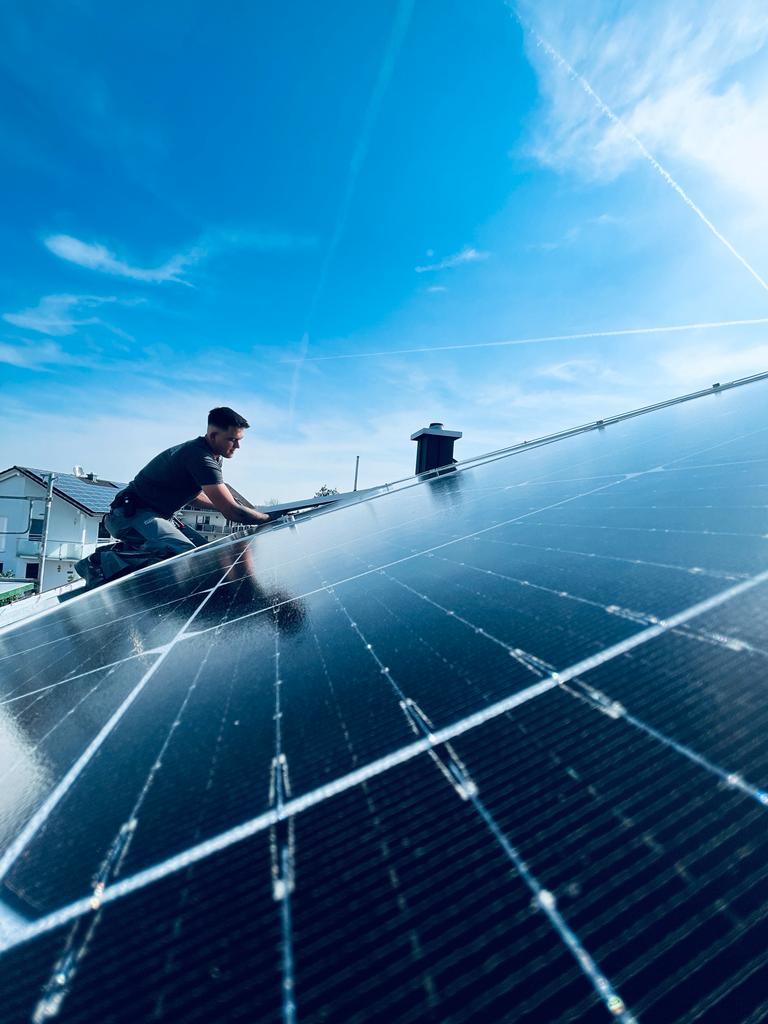 Phasenwerk-Mitarbeiter bei der Dachmontage.