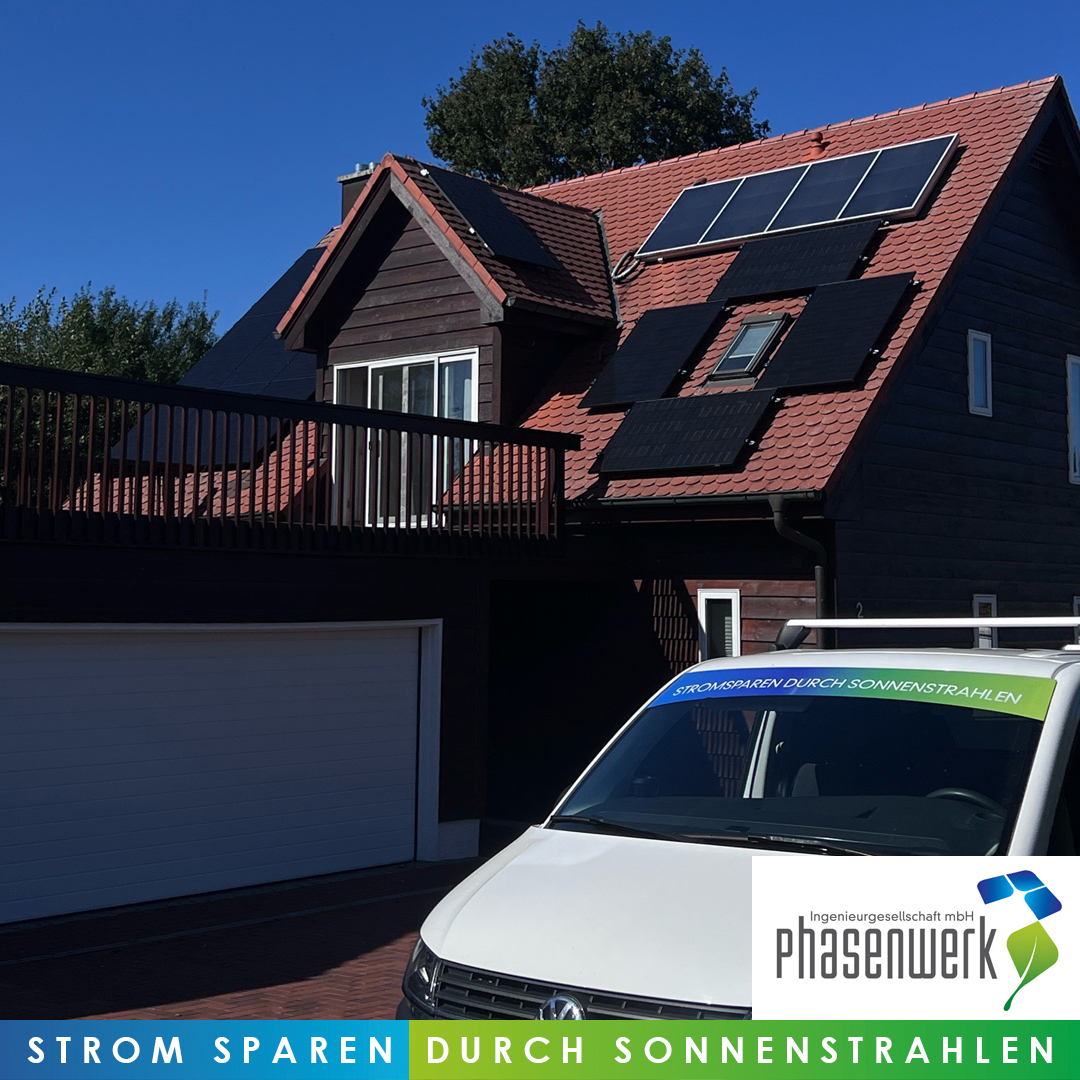 Anlage mit schwarzen Modulen auf einem Privathaus.