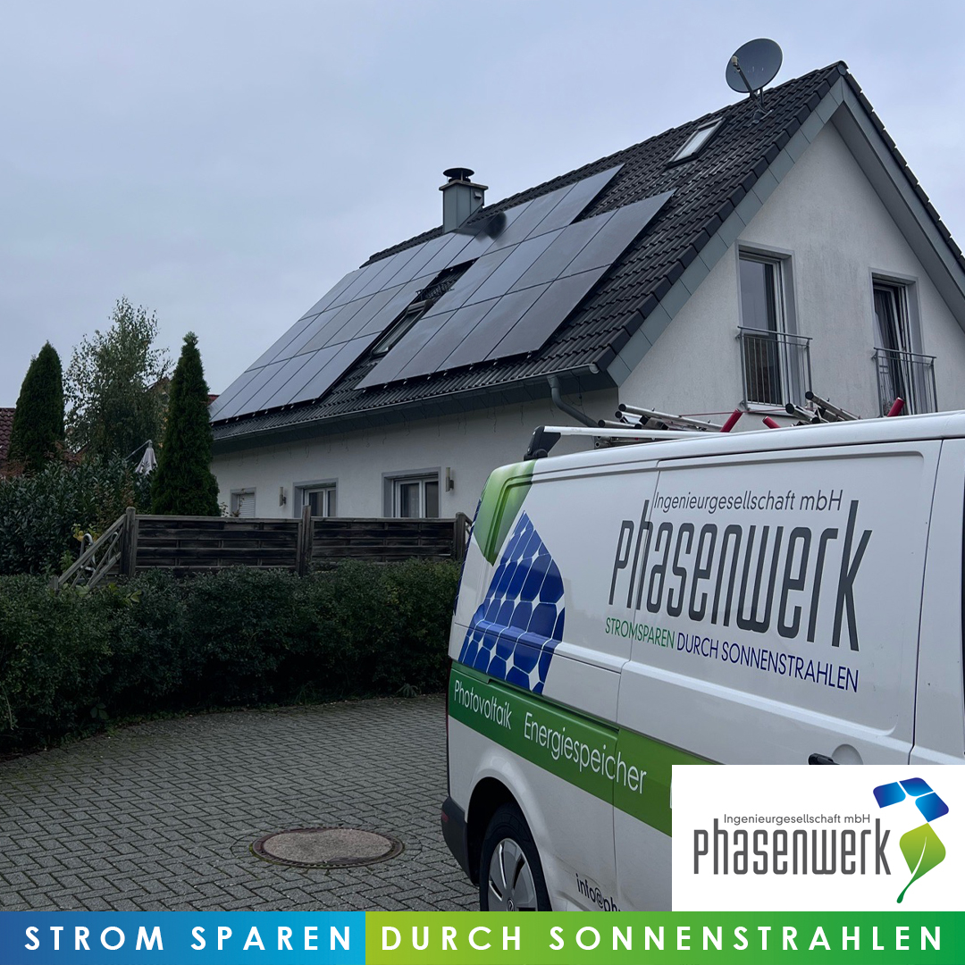 Privathaus mit Photovoltaikanlage und Phasenwerk-Auto.
