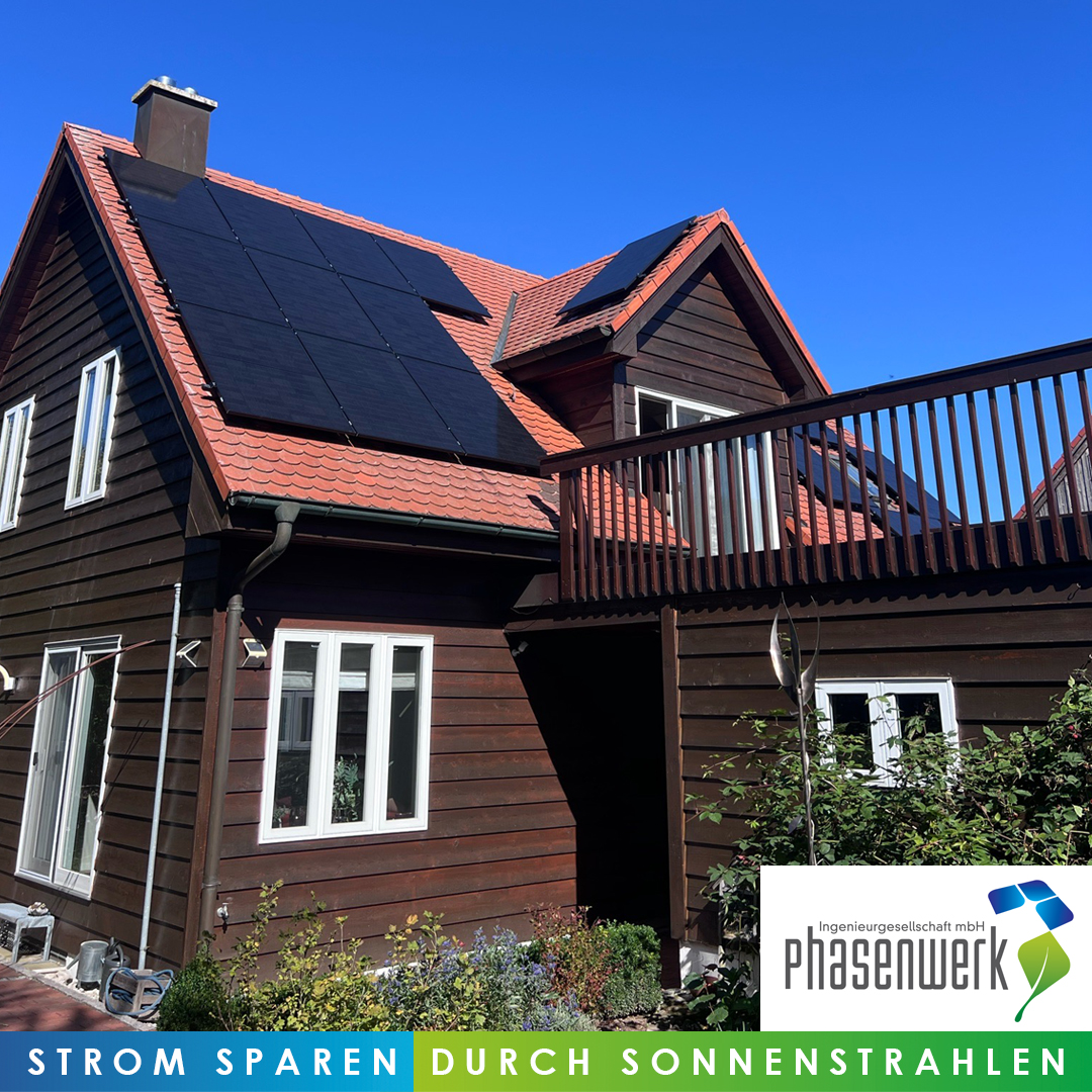 Schwarze Photovoltaikanlage auf Privathaus.