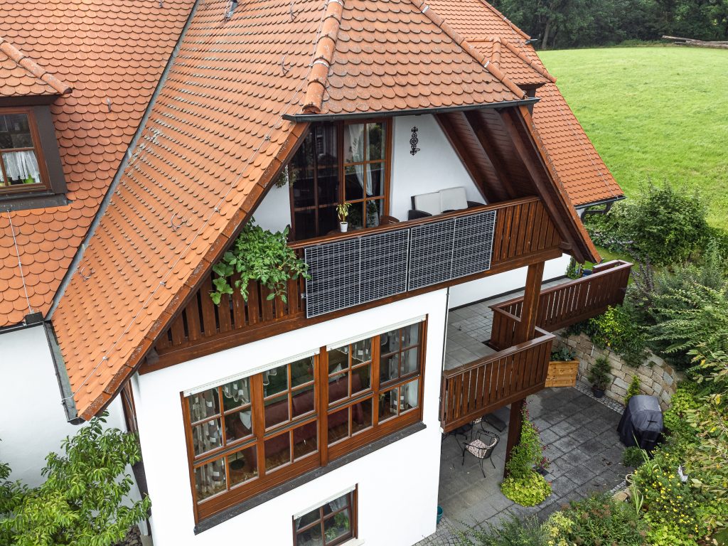 Ein Balkonkraftwerk an einem Balkon eines Privathauses.
