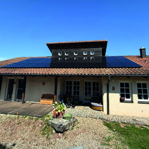 FullBlack Module von SolarFabrik auf einem Privathaus in Dietersheim.