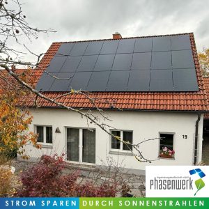 Photovoltaikanlage auf einem Hausdach in Seukendorf.