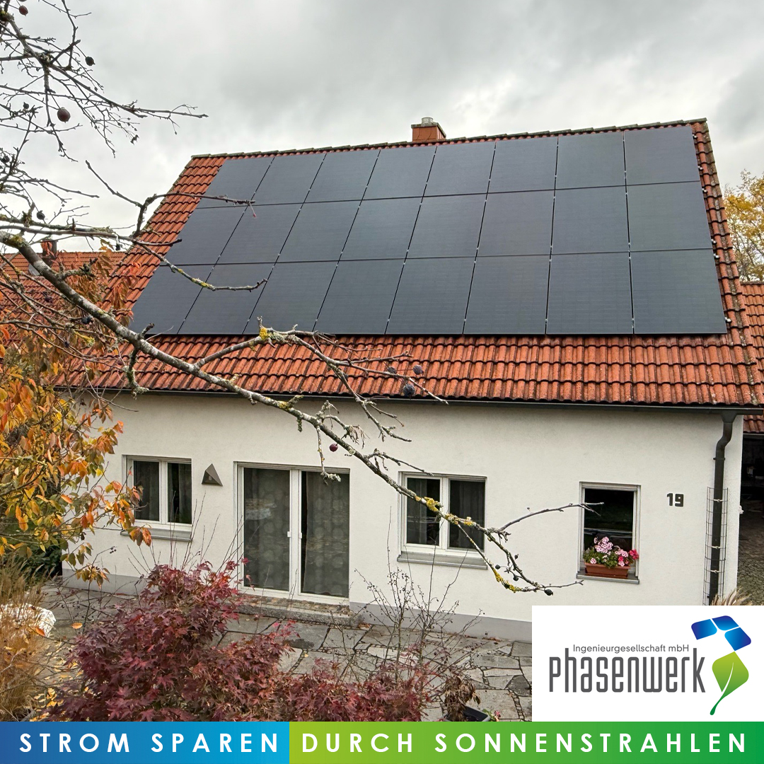 Photovoltaikanlage auf einem Hausdach in Seukendorf.