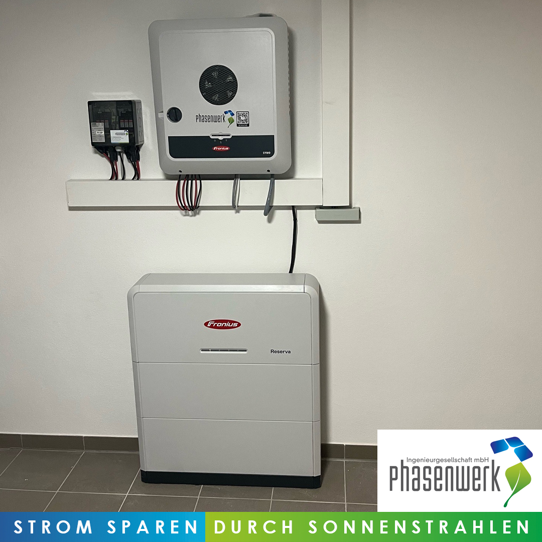 Fronius Wechselrichter und Batteriespeicher in einem Technikraum in Markt Bibart.