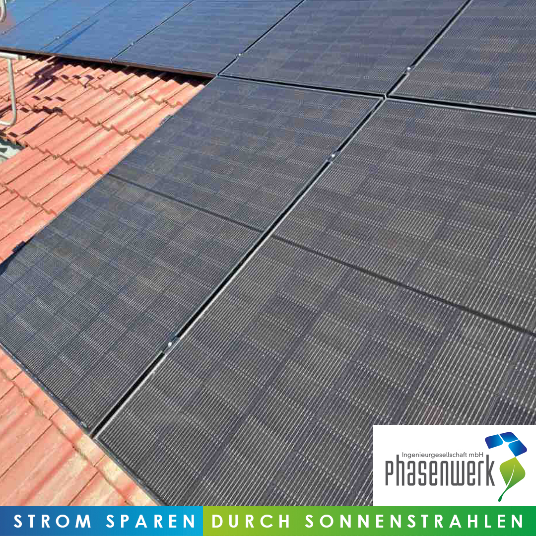 Photovoltaikmodule nah fotografiert auf einem Dach in NEA.