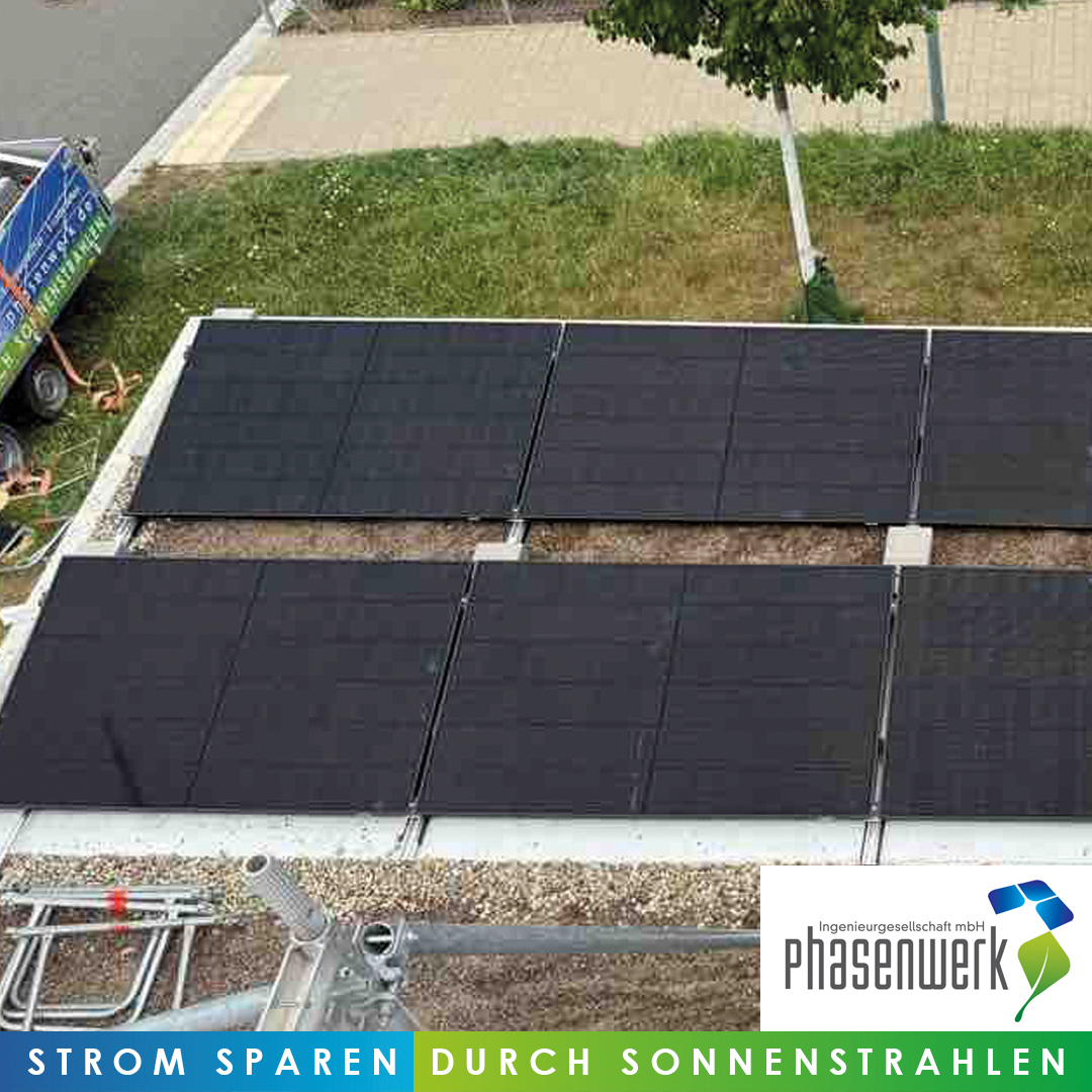 Flachdach-Photovoltaikanlage in R0ßtal von oben.