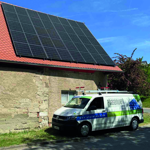 Phasenwerk-Auto vor einer Scheune mit PV-Anlage in Marktbergel.