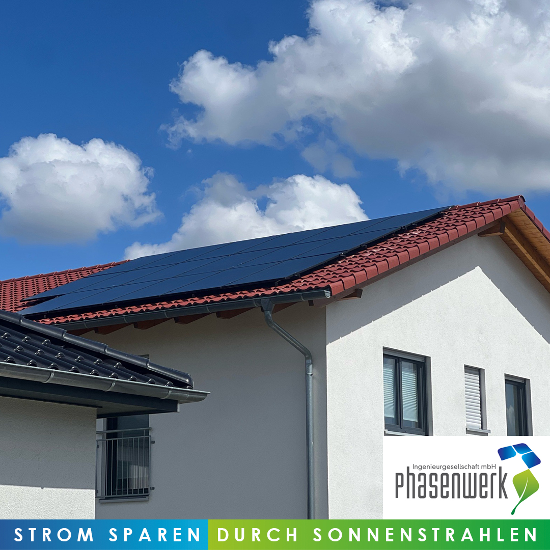 Photovoltaikmodule auf einem Dach eines Neubaus in Markt Bibart.