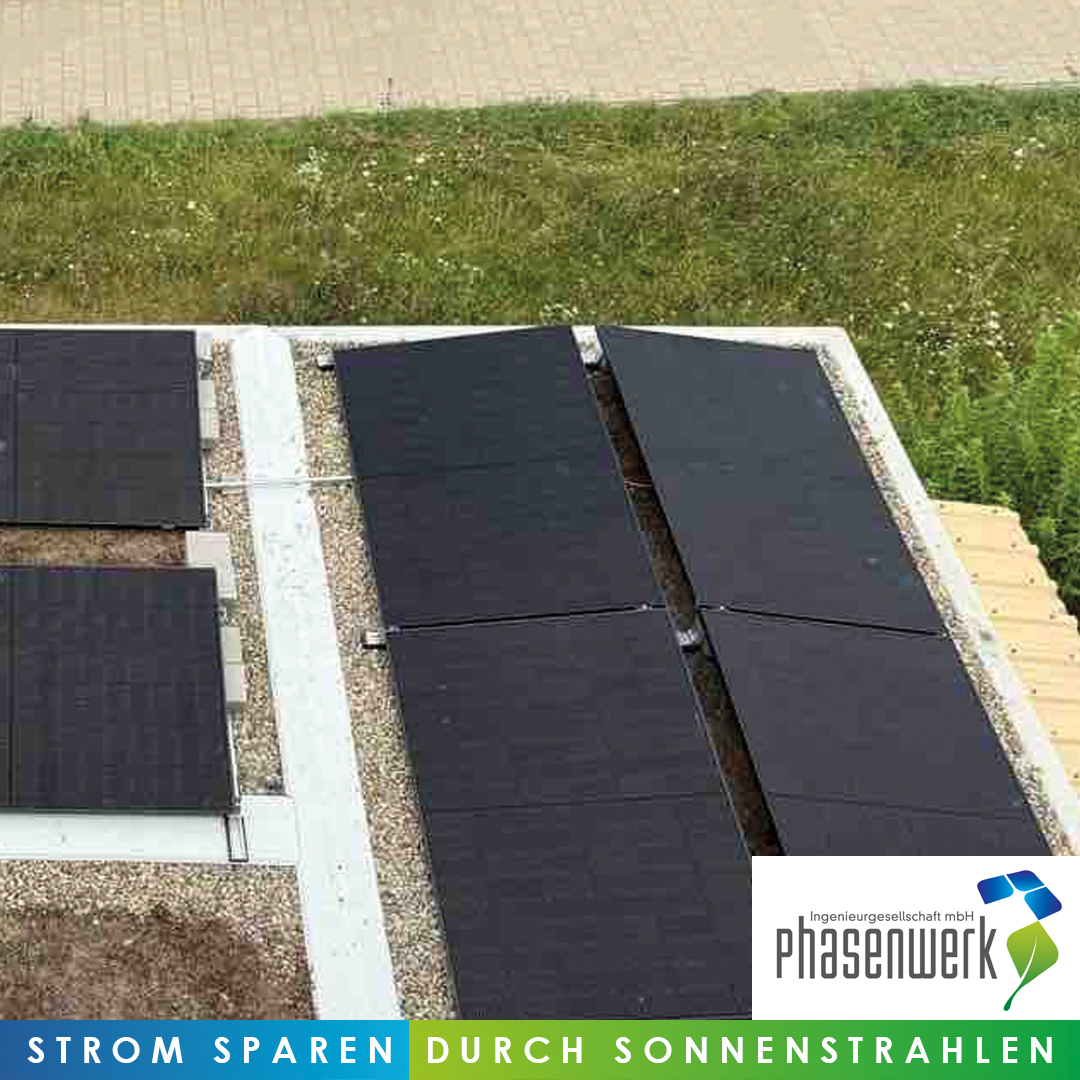 Leicht aufgestellte Module auf einem Flachdach in Roßtal.