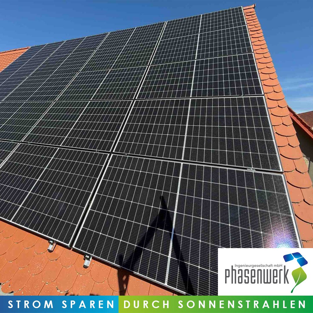 Nahaufnahme einer PV-Anlage auf einem Dach in Marktbergel.