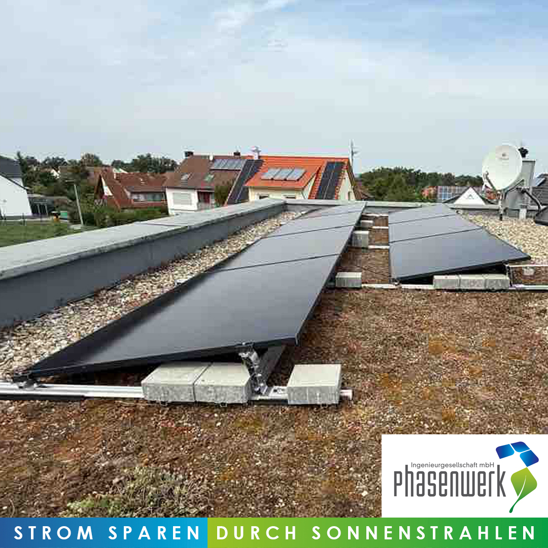 Roßtal: Solaranlage auf einem Flachdach.