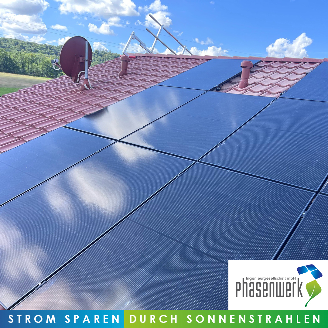 Nahaufnahme von Modulen auf einem Dach in Markt Bibart.