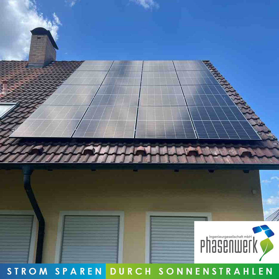 Ein Haus in Hetzles mit einem Satteldach und Pfannenziegel mit installierter Solaranlage.