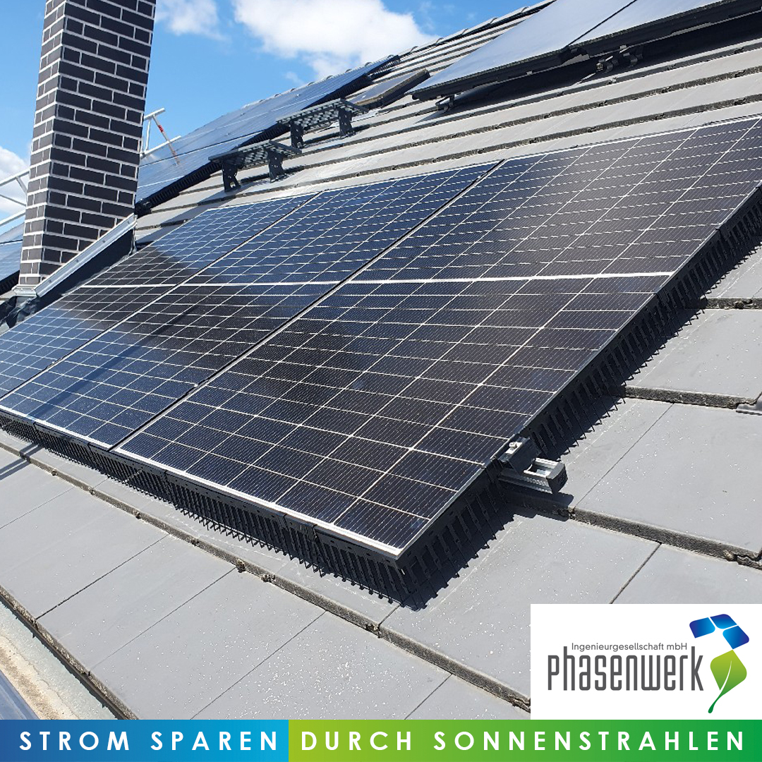 Solarmodule, die quer auf einem Hausdach in NEA installiert wurden.