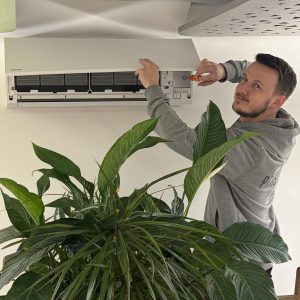 Klimaanlagen-Monteur bei der Installation einer Klimaanlage.