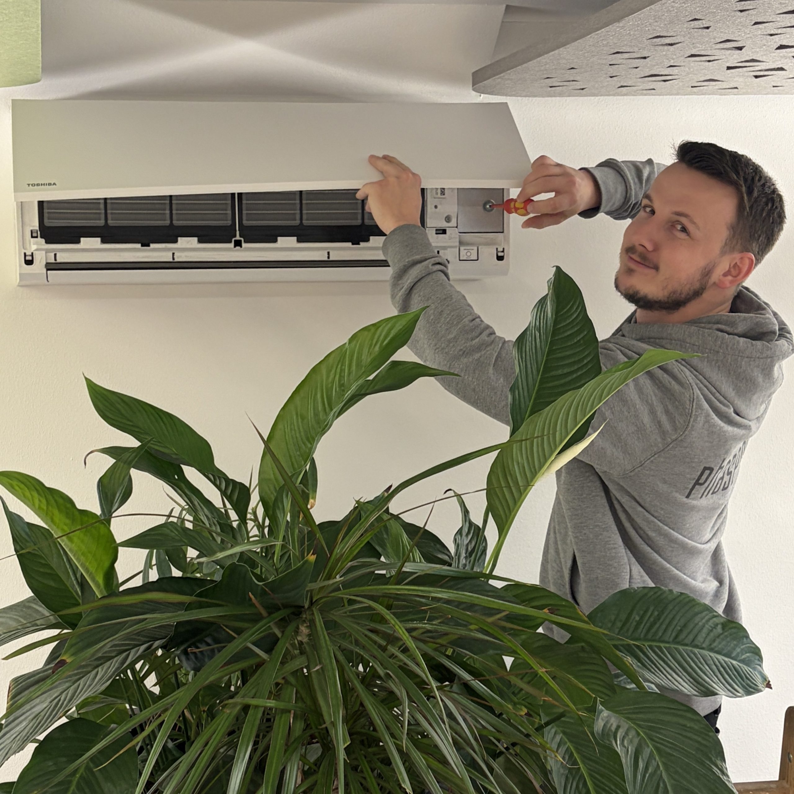 Klimaanlagen-Monteur bei der Installation einer Klimaanlage.