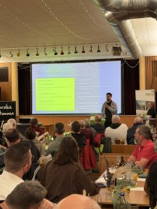 Aaron Winkelspecht bei seinem Vortrag auf dem EnergieEvent.