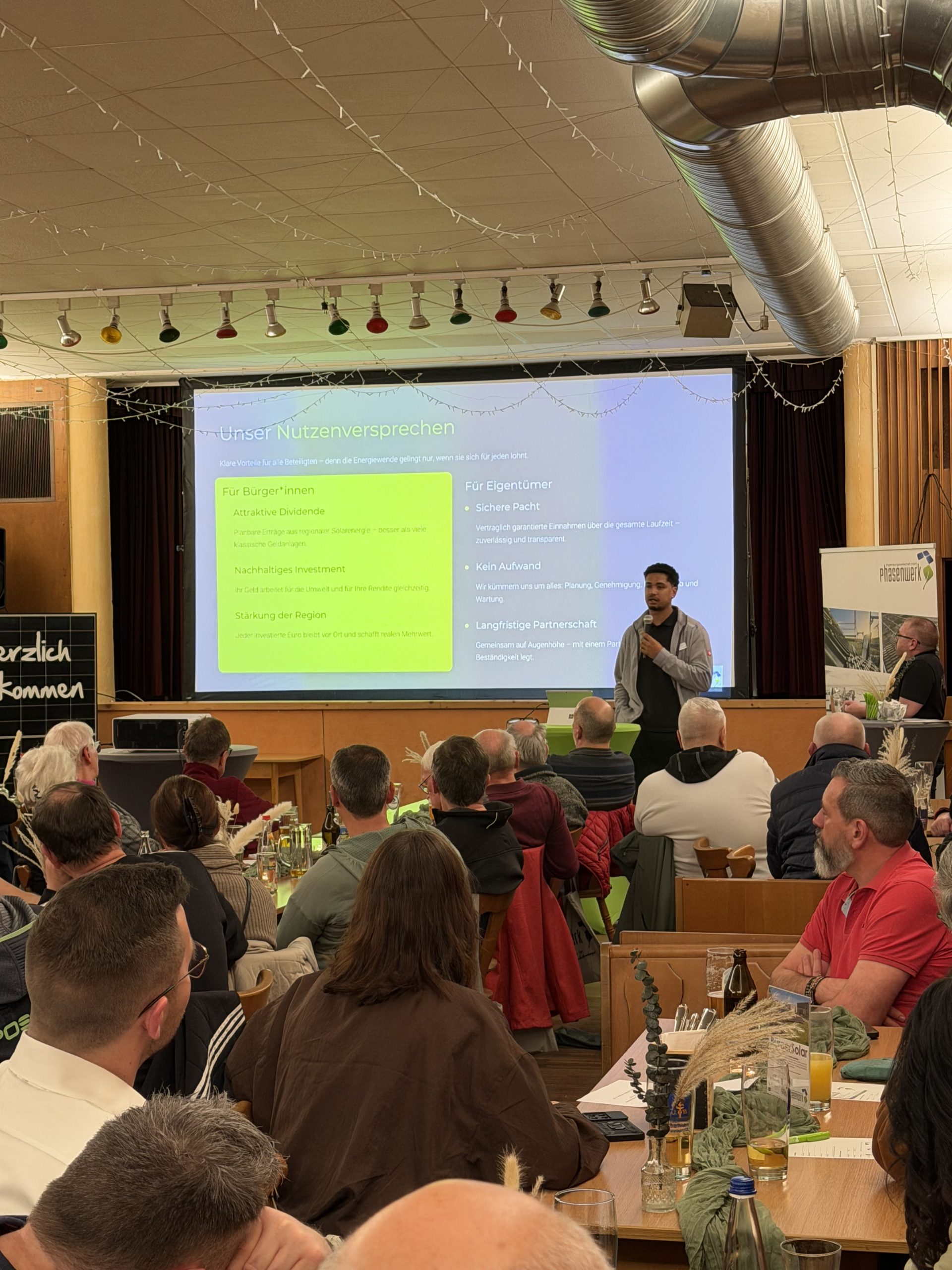 Aaron Winkelspecht bei seinem Vortrag auf dem EnergieEvent.
