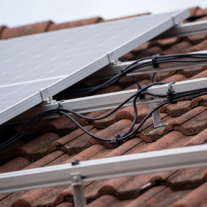 PV-Anlage auf einem Dach: Kabel werden geprüft durch einen Gutachter.