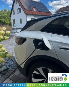 E-Auto mit Ladekabel beim Laden.