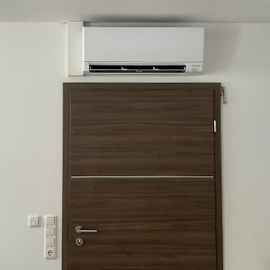 Klimaanlage von Phasenwerk über einer Tür.