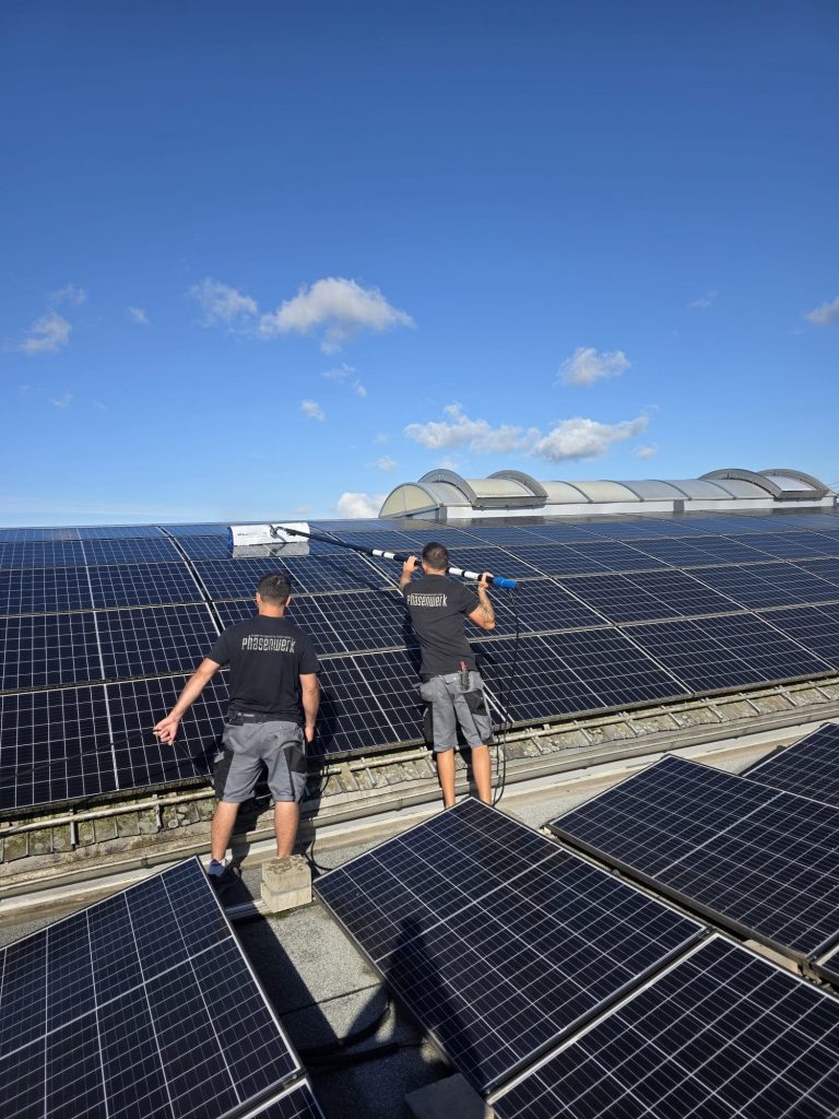 Phasenwerk Mitarbeiter beim reinigen von PV-Modulen.